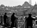 Istanbul, vissers op de Galatabrug.JPG